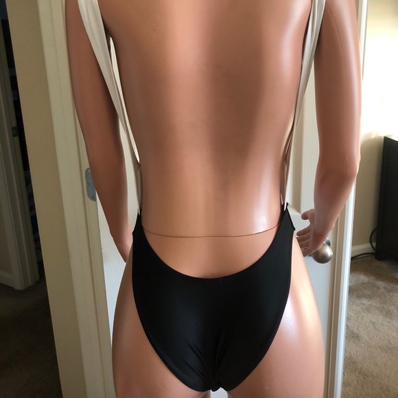 BRAND 🆕 Black and White Cutout Monokini - Picture 4 of 6